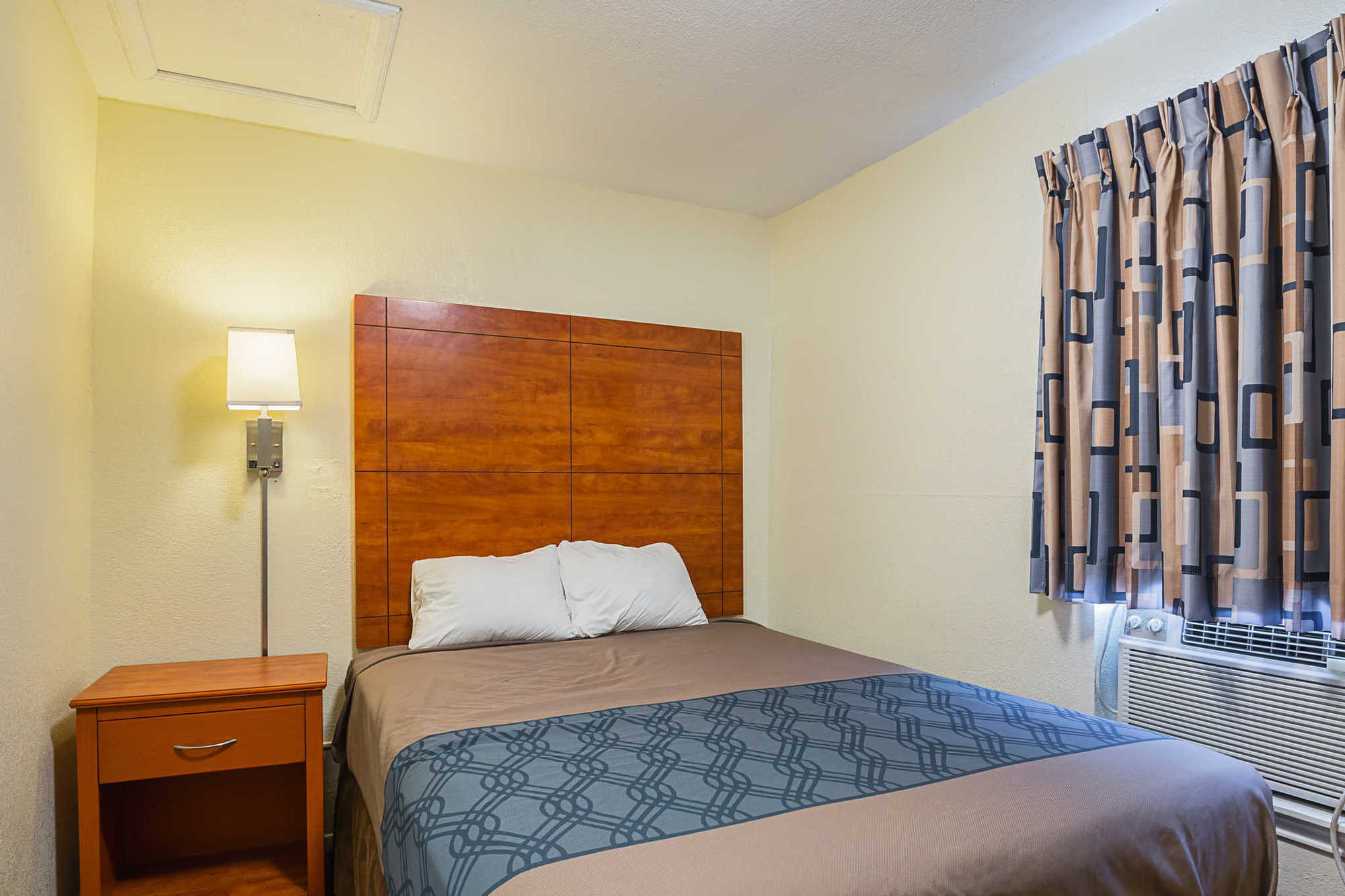 Econo Lodge Huntsville- University Area 객실 사진